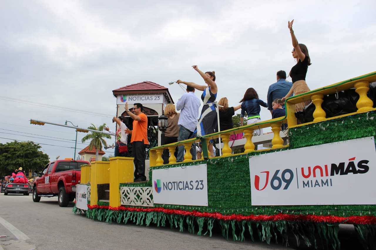 Pese a la lluvia, miles de personas se conglomeraron en la calle ocho para disfrutar de la tradicional Parada de los Reyes Magos en Miami.
