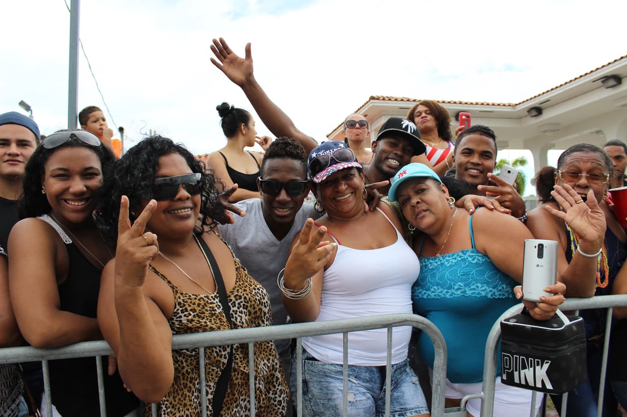 Pese a la lluvia, miles de personas se conglomeraron en la calle ocho para disfrutar de la tradicional Parada de los Reyes Magos en Miami.