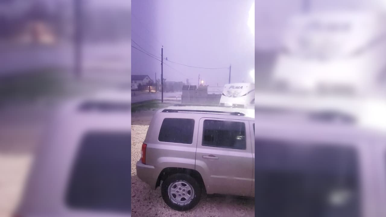 Un usuario de Noticias 45 que prefirió no dar su nombre nos envió a través de "Reportalo" esta imagen del momento en que la calle se ilumina por los relámpagos en Sargent, Texas cerca de Bay City.