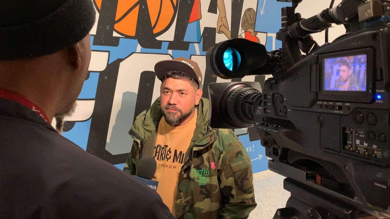 Alejandro (Alex) Roman Jr. mejor conocido como “Donkeeboy” es el creaddor del mural junto con su madre.