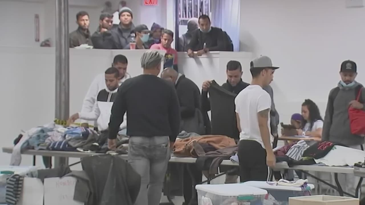 Ciudad de Nueva York limita a 30 días estancia en albergues para inmigrantes solos