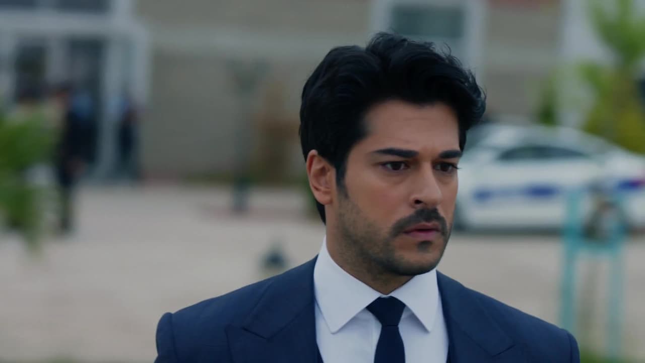 De ahí pasamos a Turquía y el éxito de Amor Eterno, cuya trama ha dejado, además de mucho romanticismo, a dos actores que ya se convirtieron en favoritos del público. El primero de ellos es Burak Özcivit, quien tiene a su cargo el papel del protagonista Kemal Soydere.