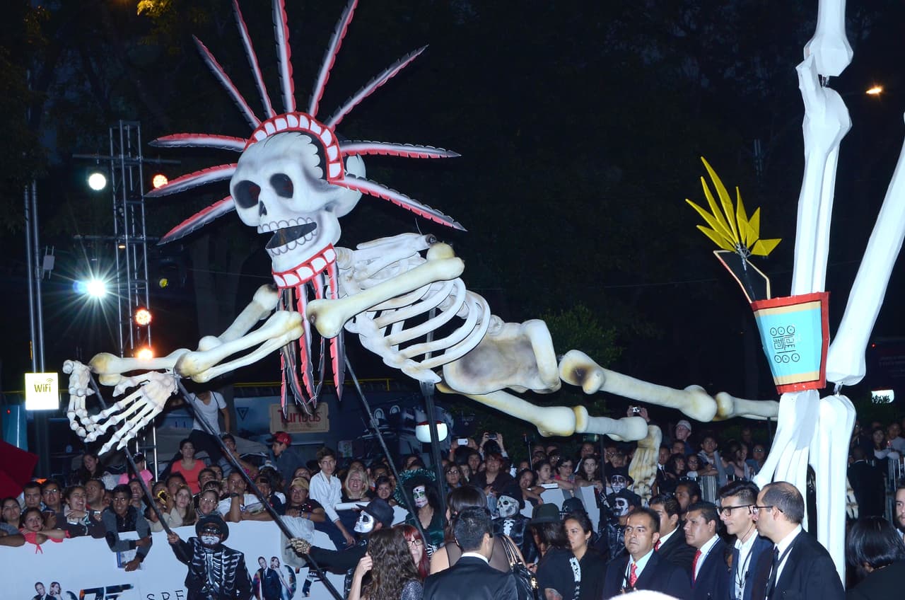 Una enorme calavera adornó las afueras del auditorio.