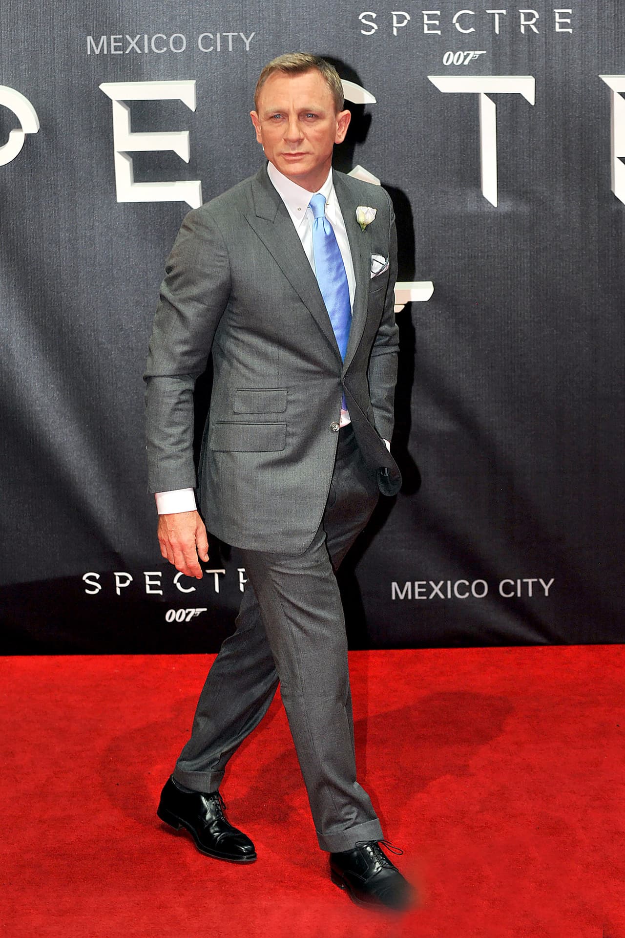 Daniel Craig lució de lo más elegante desfilando por la alfombra roja.