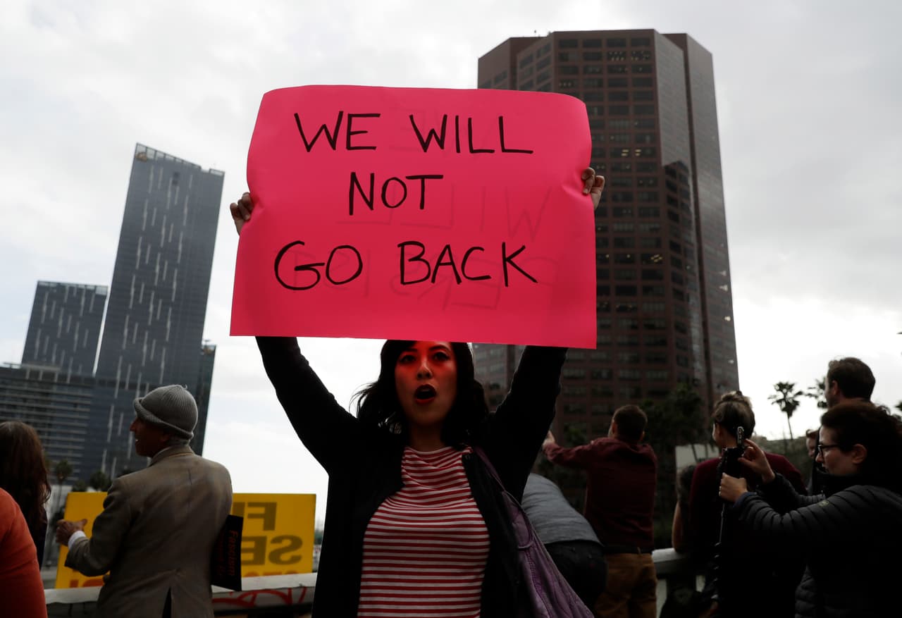 "No vamos a volver" se puede leer en uno de los letreros de una manifestante haciendo alusión a que prohibir el aborto es un retroceso y no un avance para la sociedad.