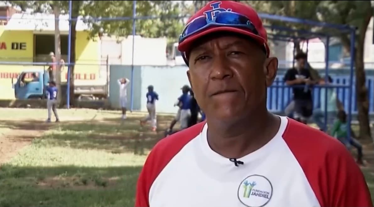 “Se acercó a mí y me dijo que era de
<a href="https://www.univision.com/temas/pobreza">escasos recursos</a>. Lo acepté en la liga y su actitud es ejemplar.
<b>Sin duda alguna para mí puede llegar a ser beisbolista profesional”</b>, dice su entrenador Máximo de León.
<br>