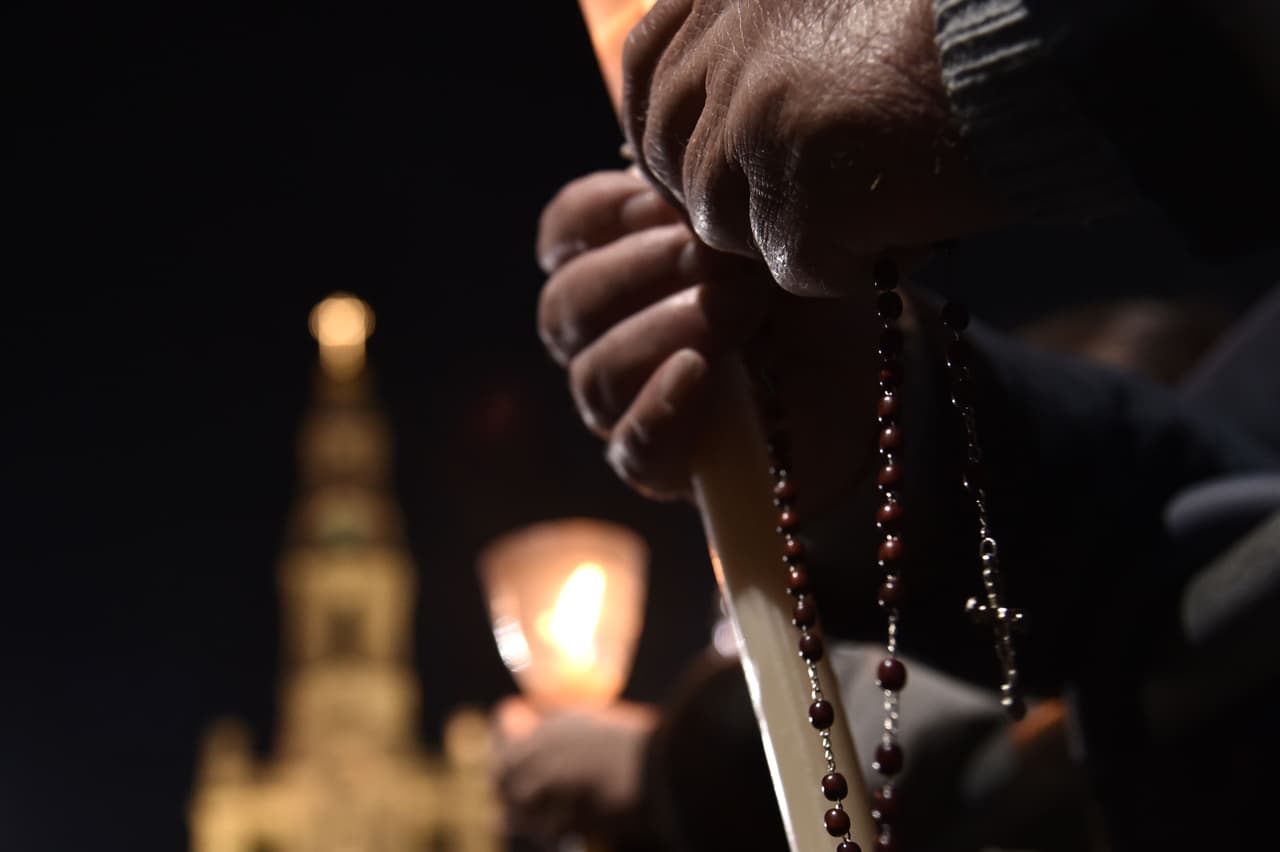 En el mes del rosario, diversas instituciones religiosas proponen rezarlo todos los días.