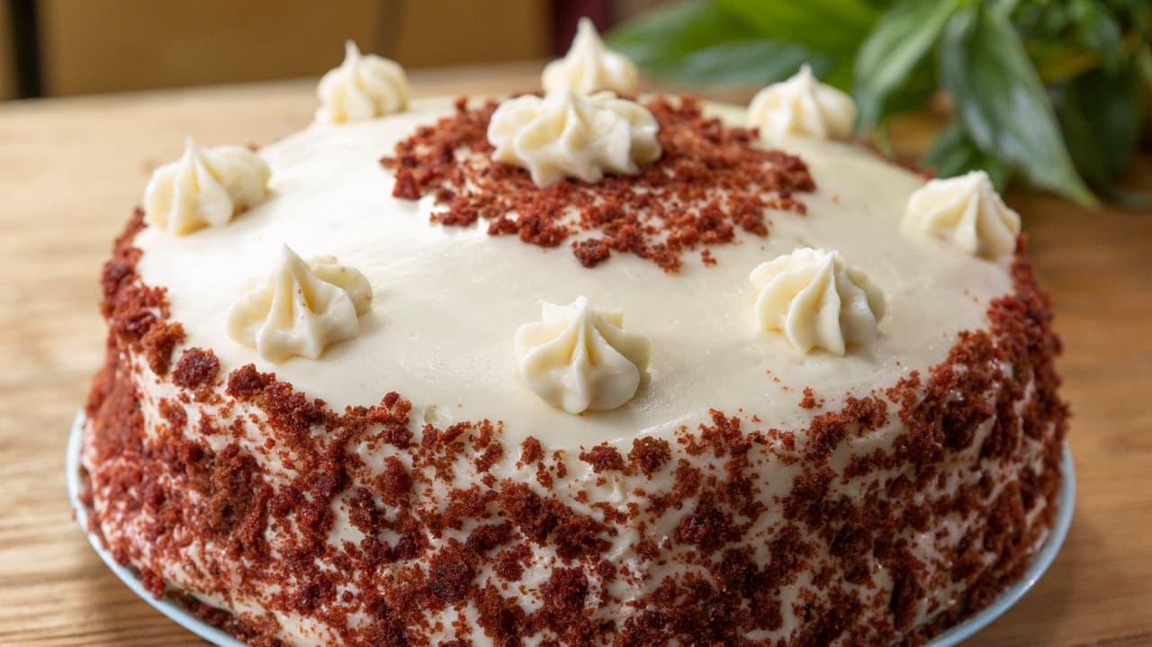 Pastel red velvet con betún de queso crema ¡fácil y delicioso!