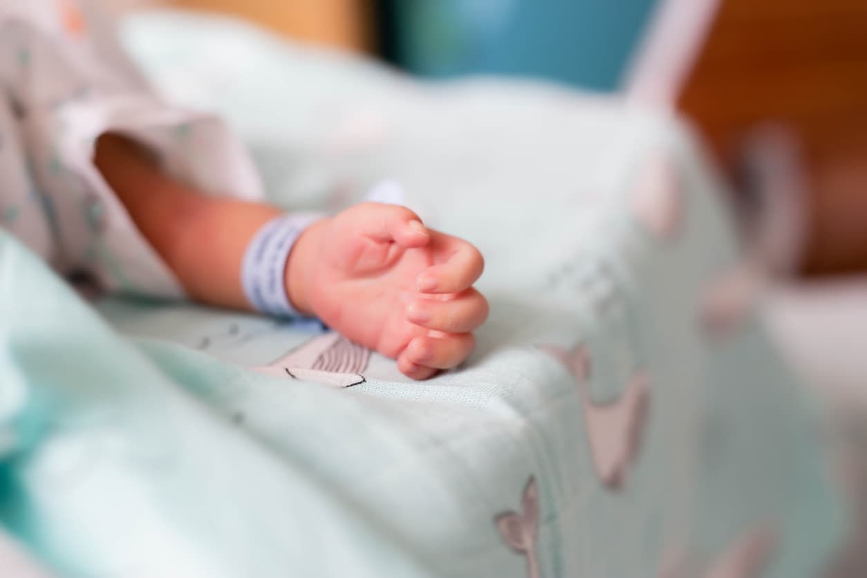 "Fue un accidente": una mujer lleva al hospital a su bebé de un año con un cuchillo clavado en su cabeza
