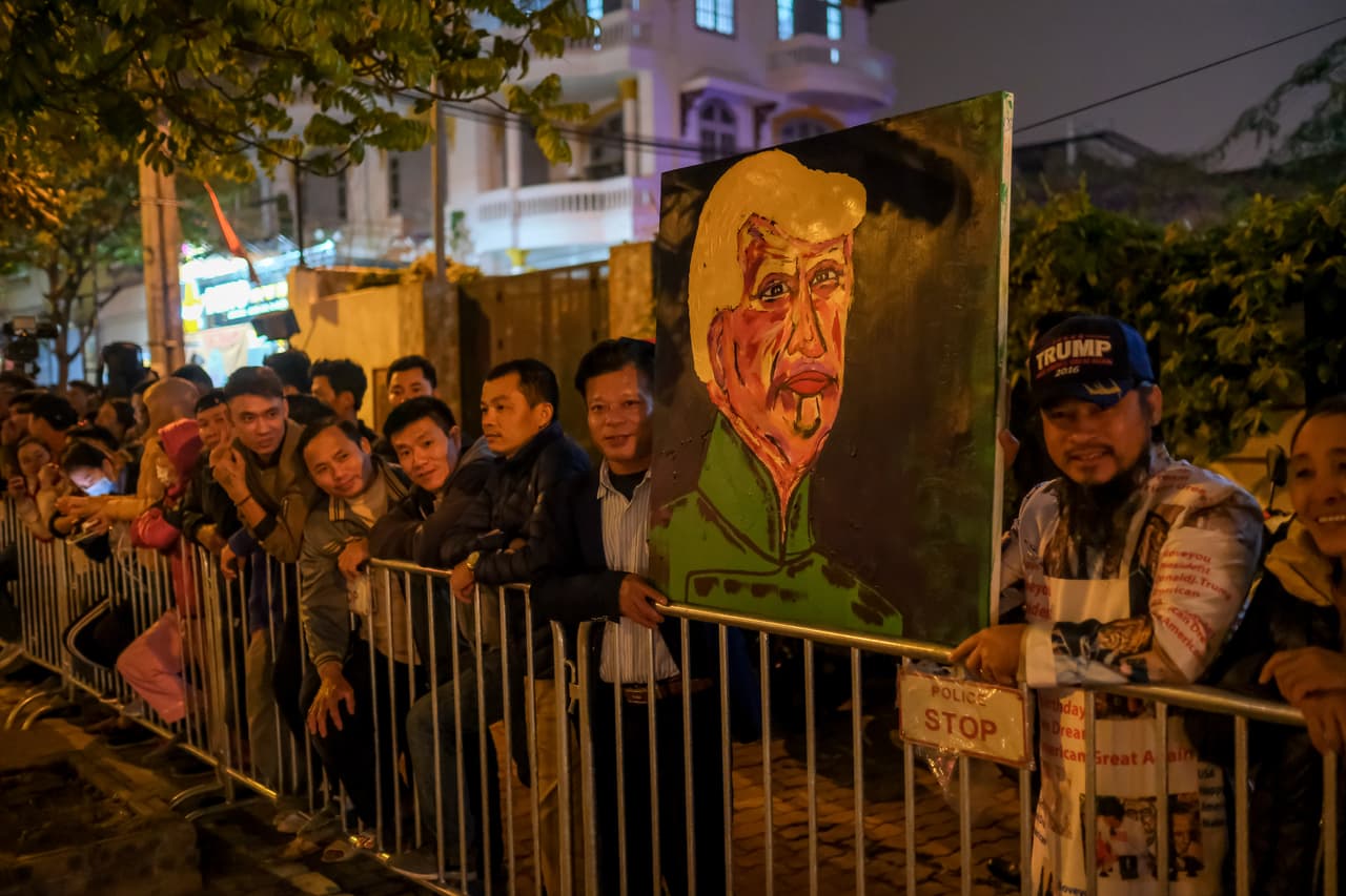 La caravana de Trump pasó por multitudes que agitaban las banderas de Vietnam, Estados Unidos y Corea del Norte en su camino hacia el JW Marriott Hotel, donde se hospeda.