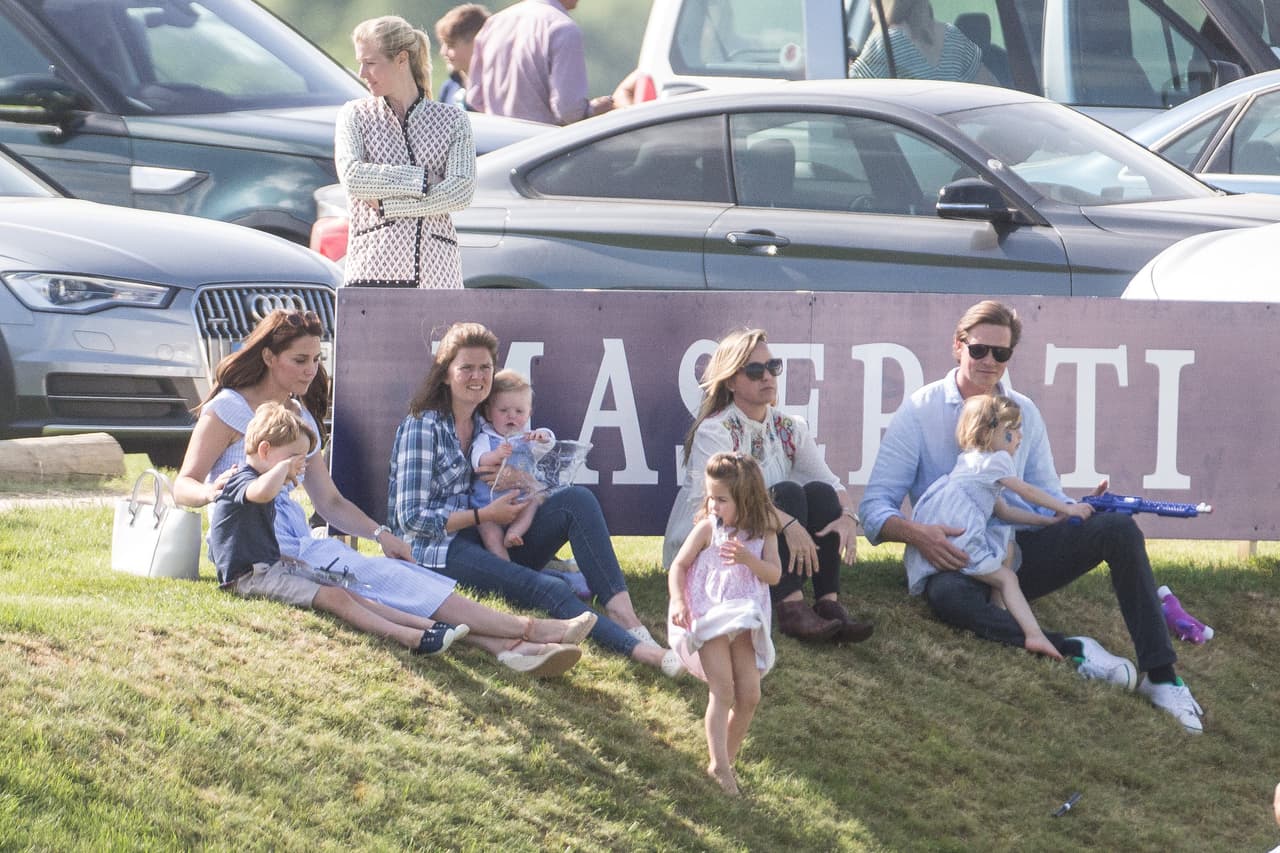 Entre la emoción y la energía que les dan sus años, fue muy poco el tiempo en que
<b><a href="https://www.univision.com/entretenimiento/realeza/con-sonrisas-y-llanto-los-principitos-charlotte-y-george-conquistan-al-mundo-desde-el-palacio-real-fotos">los dos príncipes se mantuvieron quietos</a></b>.
