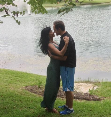 <b><a href="https://www.univision.com/programas/novelas/7-galanes-de-telenovelas-ochenteras-que-robaban-suspiros-mira-como-lucen-ahora-fotos">Alberto</a></b> también es un feliz esposo y padre de dos hijos. Su mujer, Lilia Sixtos, lo acompaña en sus negocios.