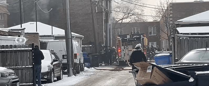 Los dos bomberos que resultaron heridos, y se reportan en buena condición, fue producto al colapso de una escalera que estaban utilizando.