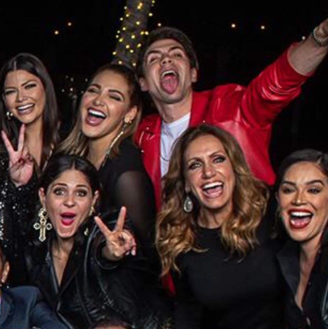 Carlos Calderón seccionó la foto grupal para que sus fans pudieran distinguir a los asistentes. Lili Estefan, Ana Patricia Gámez, Karla Martínez y Astrid Rivera compartieron el mismo cuadro.