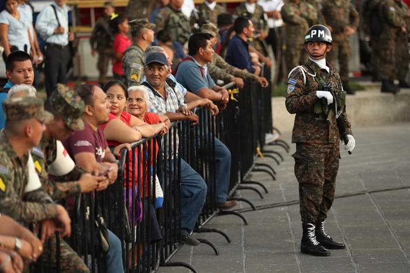 Nayib Bukele, criticado por diversos sectores al militarizar la seguridad pública, aseguró que el uso del Ejército se respalda en la Constitución, que le da la potestad de utilizarlo cuando "se hayan acabado todas las demás opciones para pacificar" el territorio nacional.