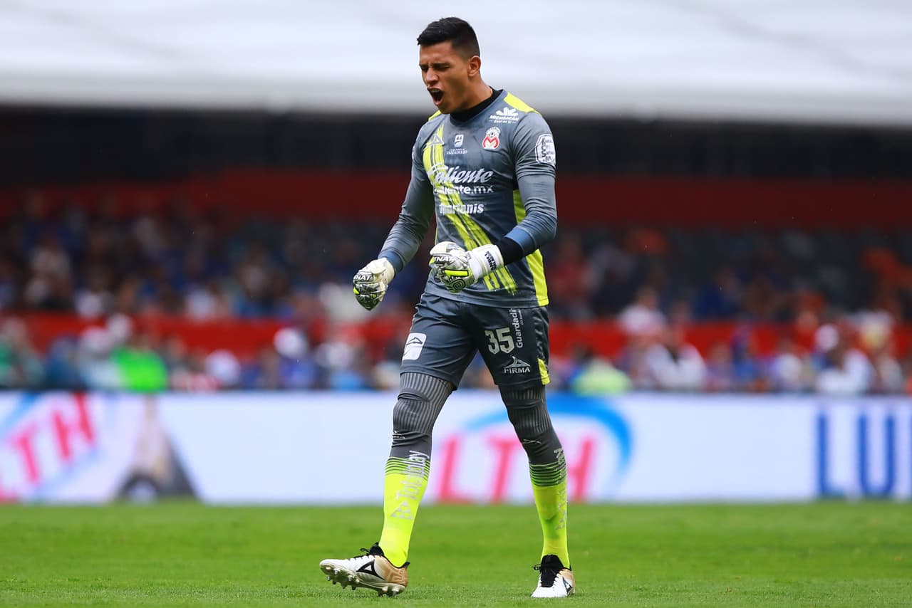 Eufórtico festejo del joven guardamenta Luis Malagón con el triunfo parcial de su equipo.