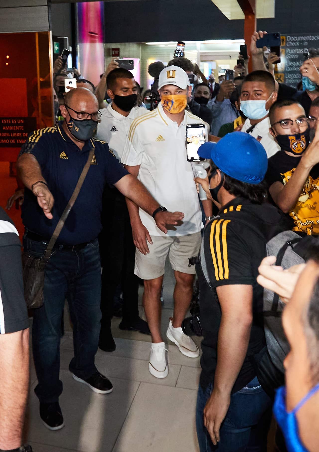 Multitudes de aficionados de Tigres acuideron al Aeropuerto Internacional de Monterrey a recibir al nuevo fichaje estrella del club.