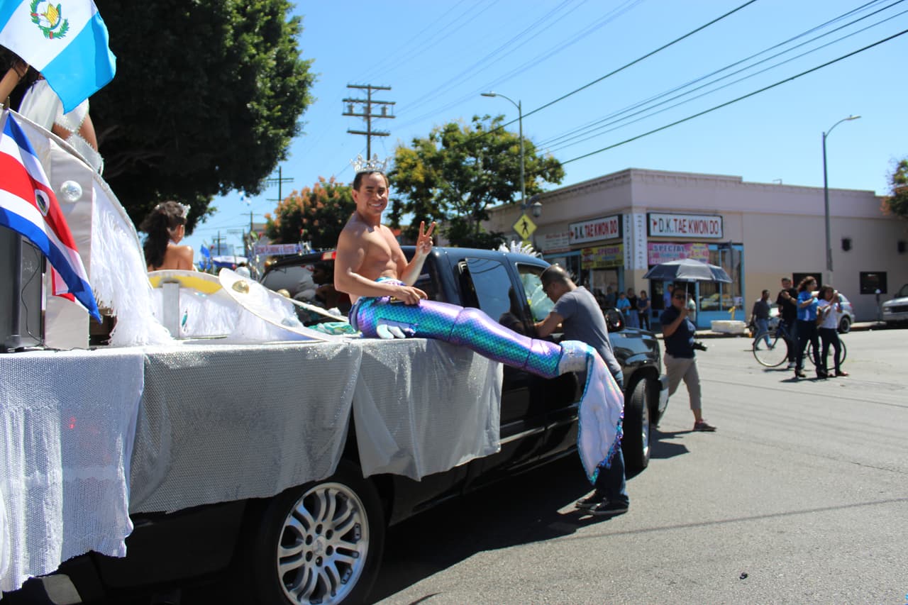 Miles de personas celebraron la independencia centroamericana con un desfile.
