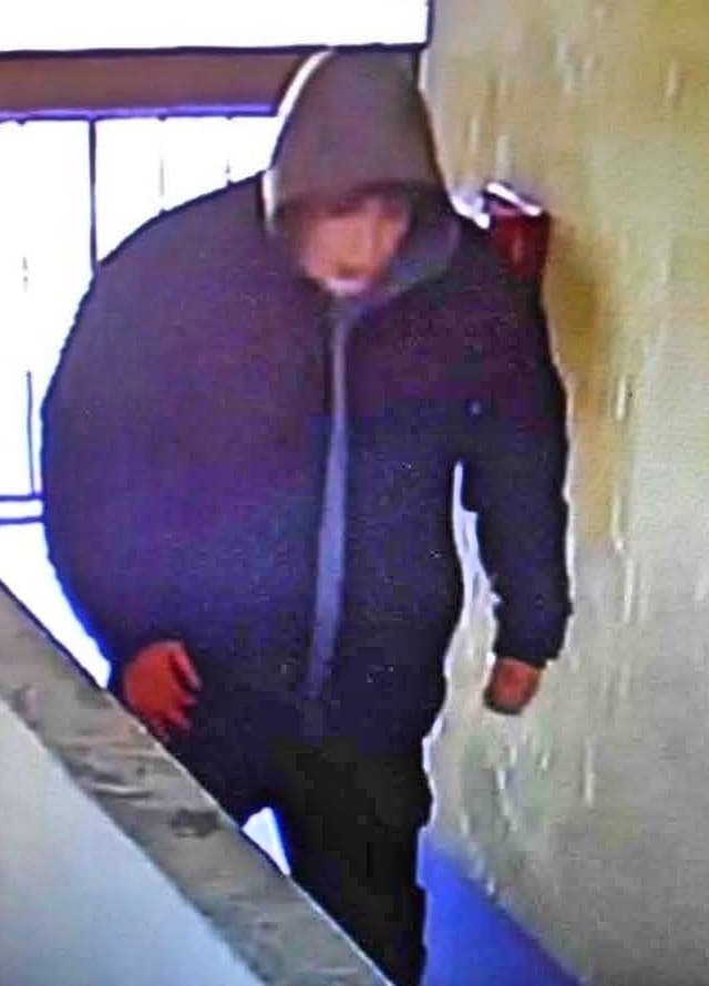 El sospechoso vestía sudadera con capucha debajo de una chamarra oscura.