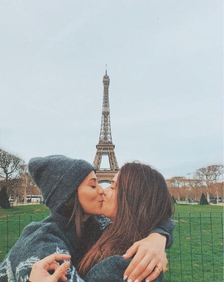 Y es que en invierno de 2019 Claudia Salas compartió una imagen al pie de la Torre Eiffel besando en los labios a una chica de nombre Carolina Calvo; por lo que muchos la creyeron su pareja.