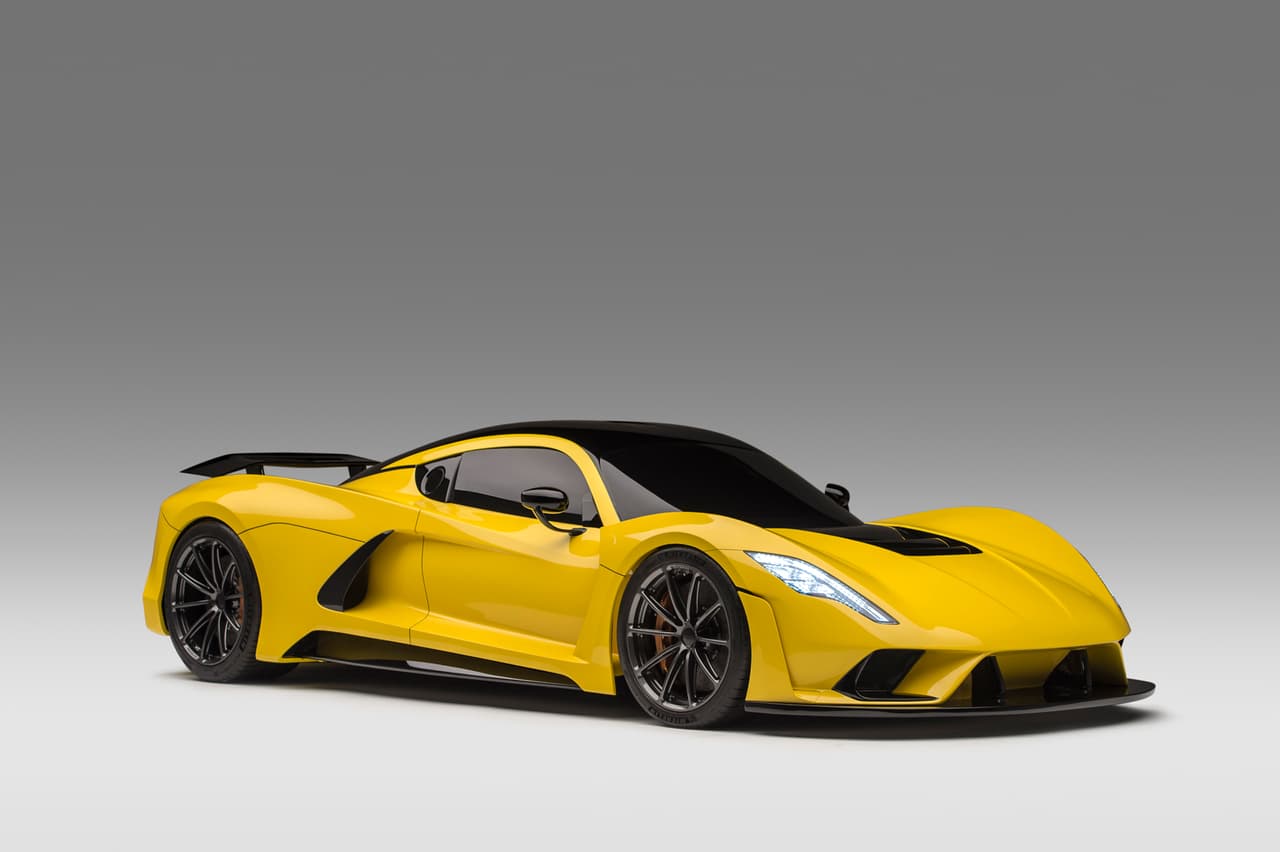 <b>Hennessey Venom F5</b>
<br>En su carta de presentación se indica una velocida máxima de 301 millas por hora (484 km/h); logra el 0 a 186 mph (300 km/h) en menos de 10 segundos (el Bugatti Chiron lo hace en 13.5 segundos).