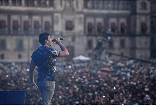 El tercero en subir al escenario instalado frente a la Catedral metropolitana fue el exparticipante de 'La Academia', Carlos Rivera.