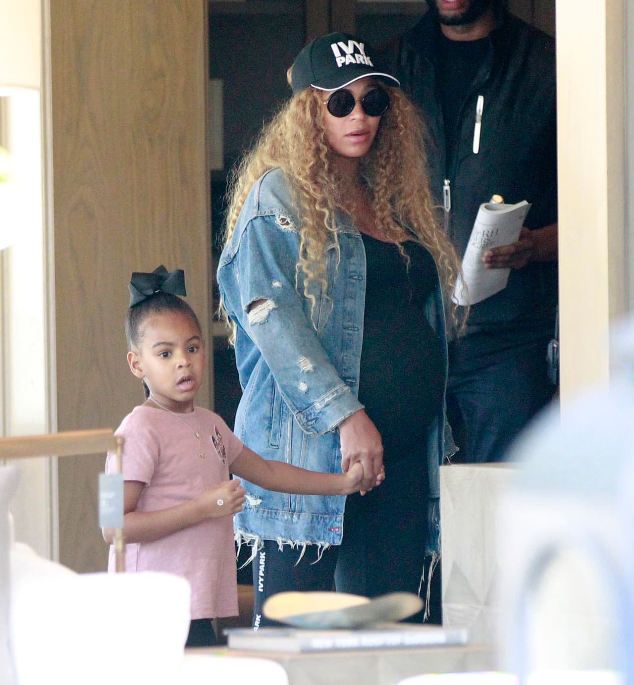 Años más tarde, el 1 de febrero de 2017, la cantante de 'Love On Top' causó sensación en redes al confirmar que estaba embarazada, por segunda ocasión, de sus mellizos Rumi y Sir, a quienes mantiene lejos del ojo público.