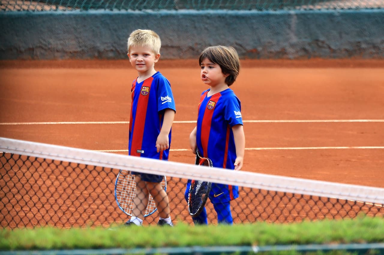 El pequeño Milan se encontraba con su mami y notamos que también es amante del tenis.