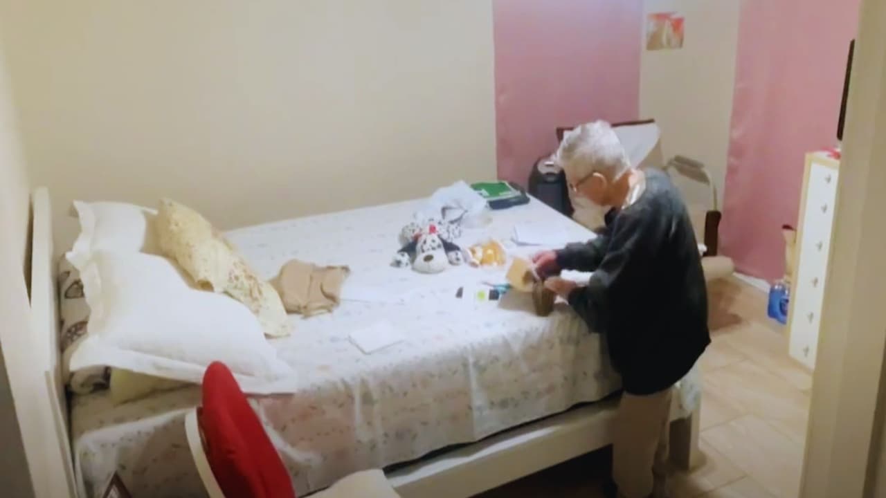 Vemos a Gladis en la habitación a la que llama su hogar.