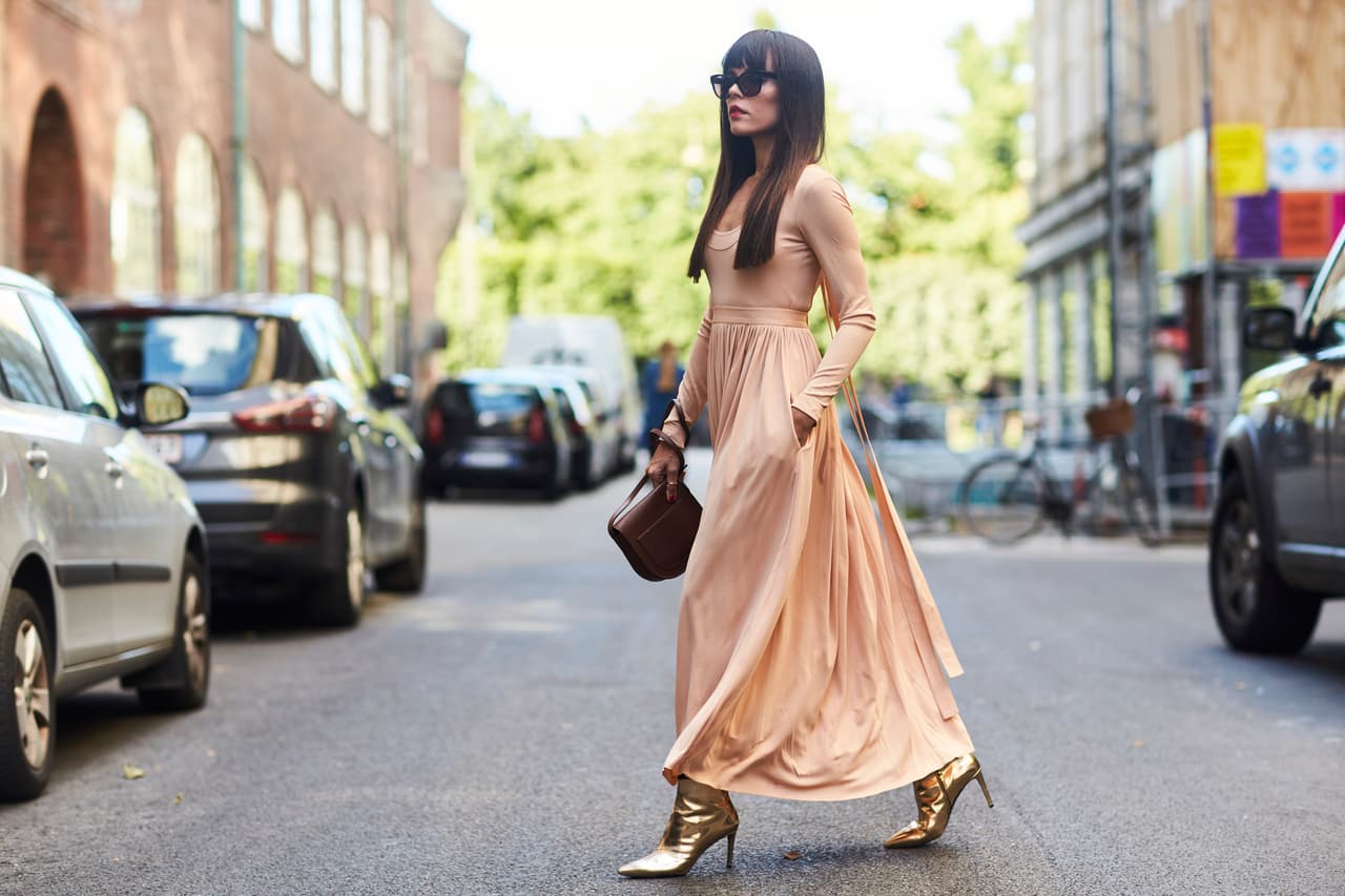 <b>Atrévete a llevar vestidos formales en tu vida cotidiana: </b>Hay vestidos que merecen una segunda oportunidad, que están muriéndose del aburrimiento en el armario y que si le pones una chamarra de cuero o una de jean indígo podrás usar en una ocasión menos formal.