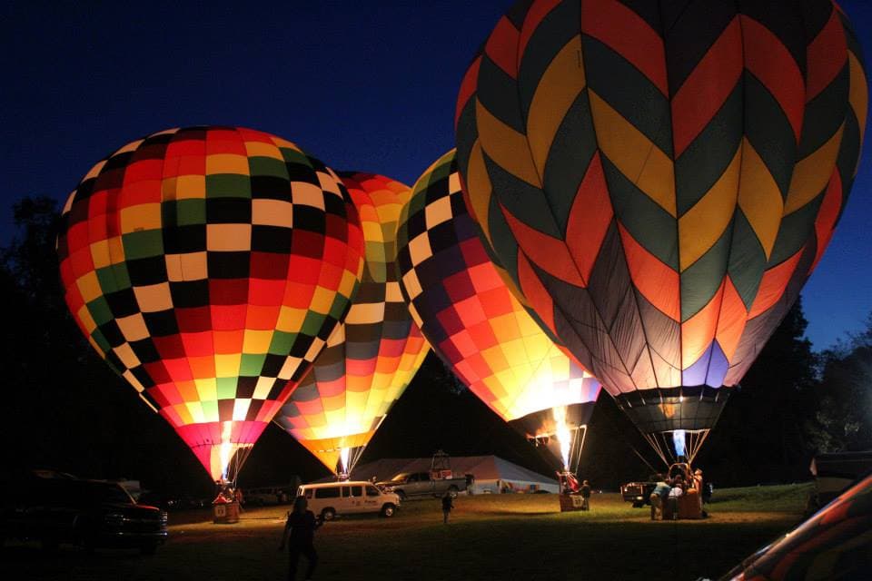 Los populares vuelos nocturnos en globo también volverán para iluminar la noche del viernes y sábado.