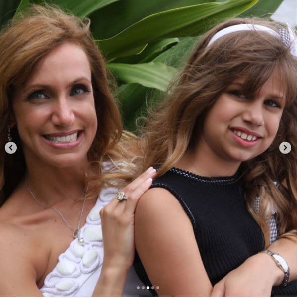 Tanto Lorenzo como Lina tienen gran parecido físico con Lili; sin embargo, con el paso de los años, Lina y su mamá se han vuelto como dos gotas de agua.