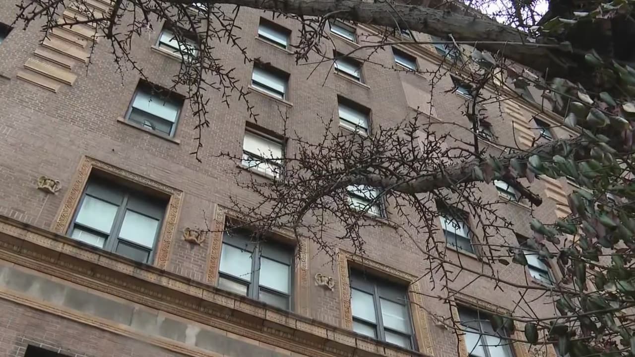 Apuñalan a hombre dentro de un refugio de inmigrantes en Harlem