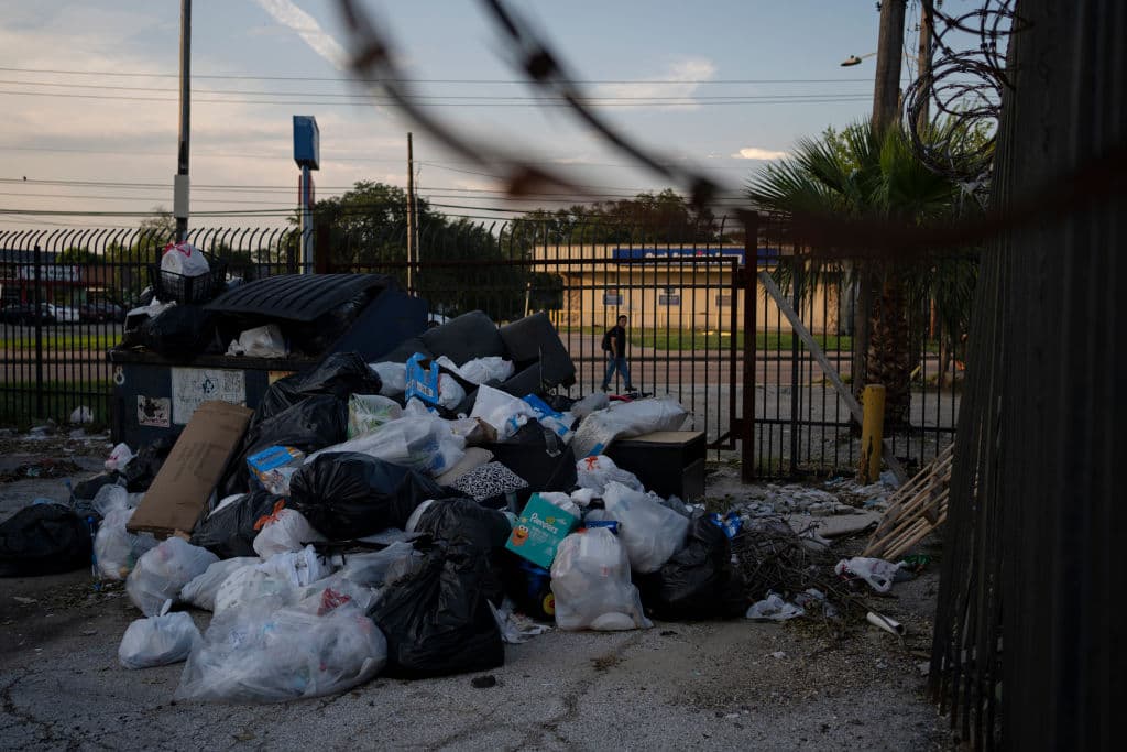 A la falta de luz y las altas temperaturas, se suma la acumulación de basura y escombros.