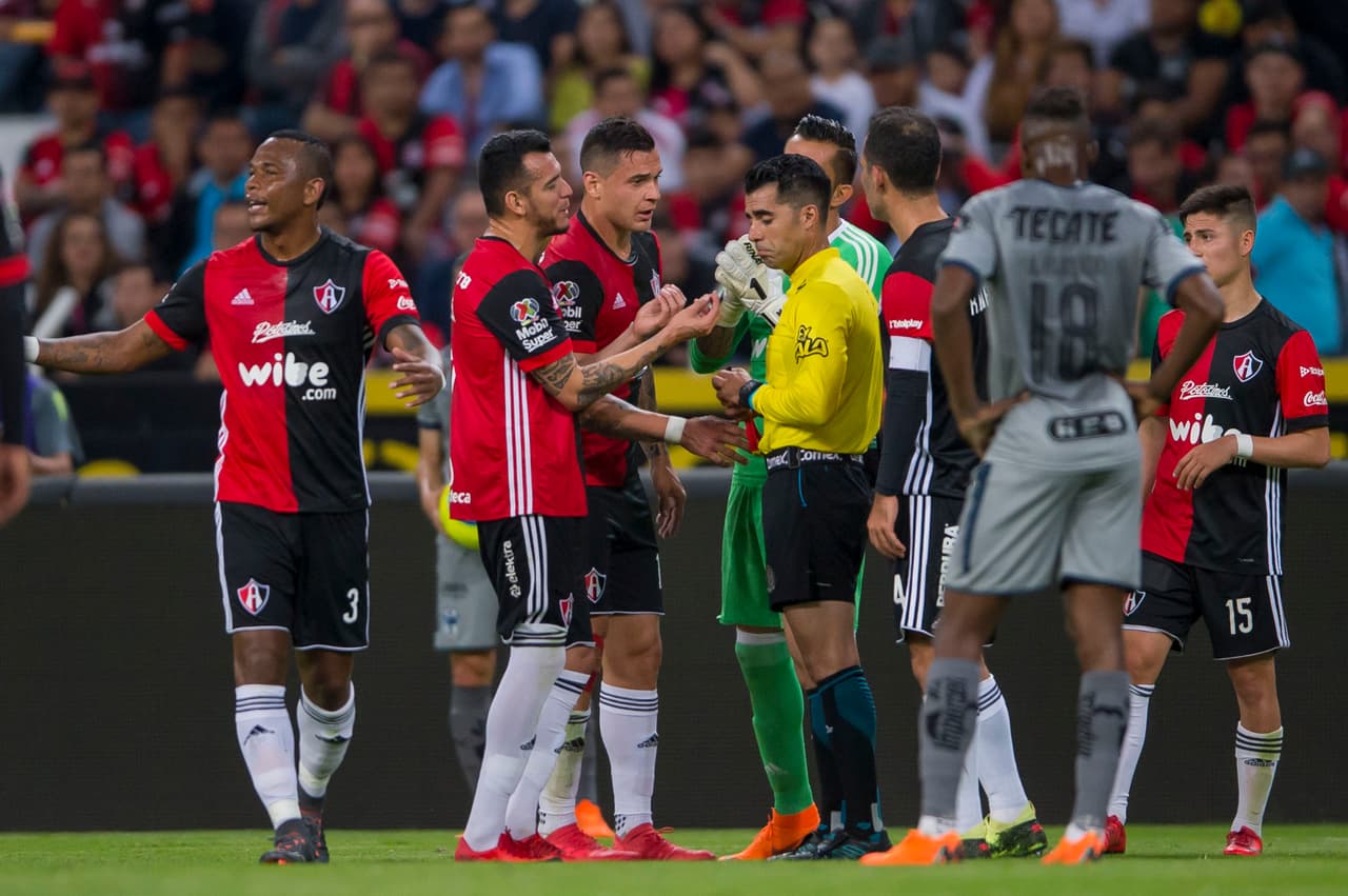 Por su puesto, aquello parecía el final de la historia incluso antes de la mitad, pero ese no fue el único lío en el que se vio envuelto el cuadro local antes de terminar la primera mitad.