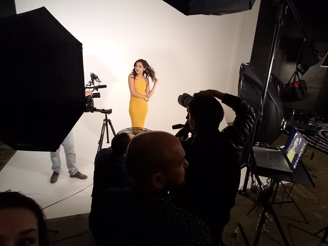 <b><a href="http://www.univision.com/shows/la-reina-de-la-cancion/las-mejores-fotos-de-los-looks-de-alejandra-espinoza-en-la-reina-de-la-cancion-fotos" target="_blank">Alejandra </a></b>llegó con 
<b><a href="http://www.univision.com/shows/la-reina-de-la-cancion/lo-sentimos-alejandra-matteo-y-su-papi-son-dos-gotas-de-agua-fotos" target="_blank">Matteo</a></b> a su primera sesión de fotos desde que vive en Los Ángeles y busca abrirse camino en la actuación. Desde lo natural hasta lo glamoroso, Alejandra jugó con varios estilos para abarcar todo tipo de personajes y llamar la atención de los productores. 
<b><a href="http://www.univision.com/shows/la-reina-de-la-cancion/capitulo-4-alejandra-la-de-tijuana-en-la-los-americanos-la-prefieren-al-natural-para-ellos-mas-es-menos-video" target="_blank">MIRA EL VIDEO</a></b>.