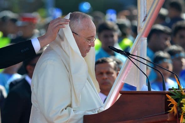 Un asistente le ayuda a librar una batalla más contra el viento, ésta en Sri Lanka.