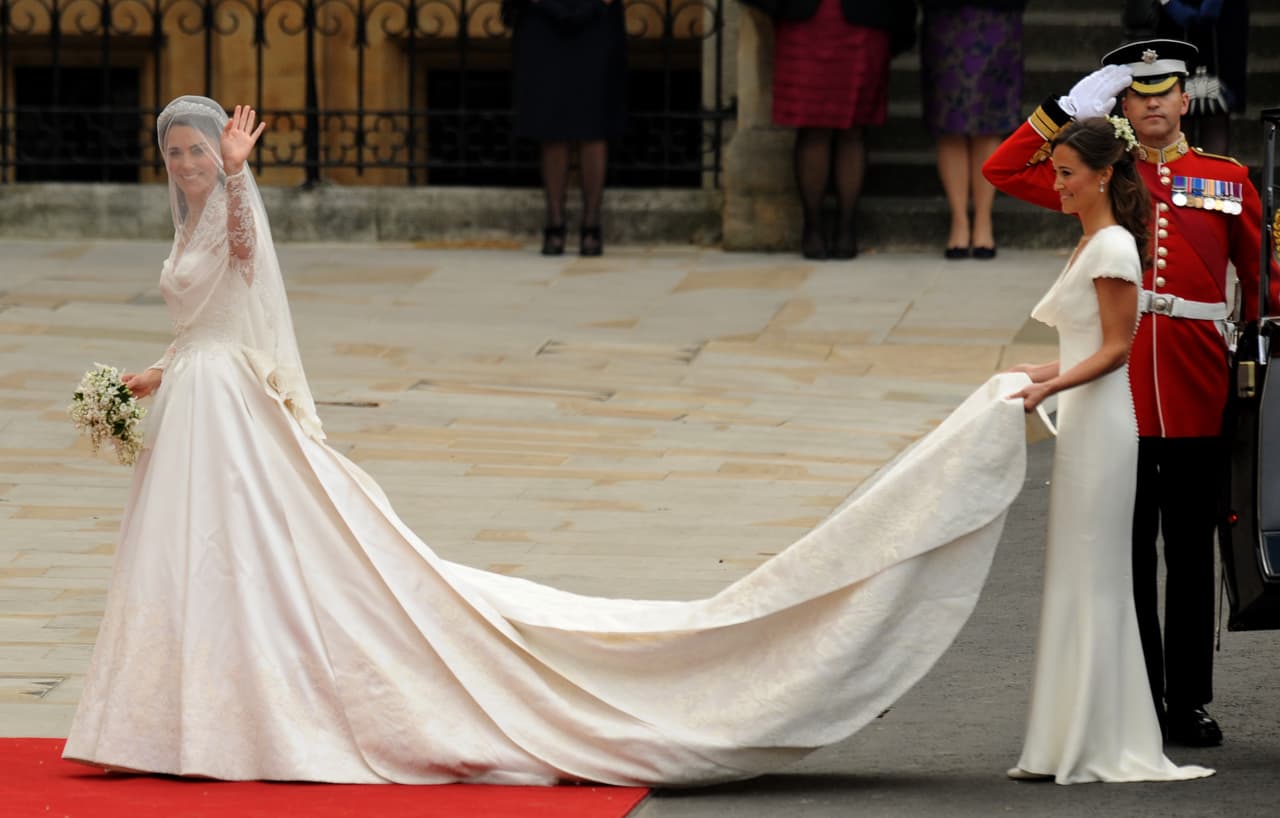 En ambas ocasiones las novias pagaron por su traje de bodas. Middleton vistió un icónico modelo de Sarah Burton, directora creativa de la popular casa Alexander McQueen, valorado en alrededor de 400,000 dólares.