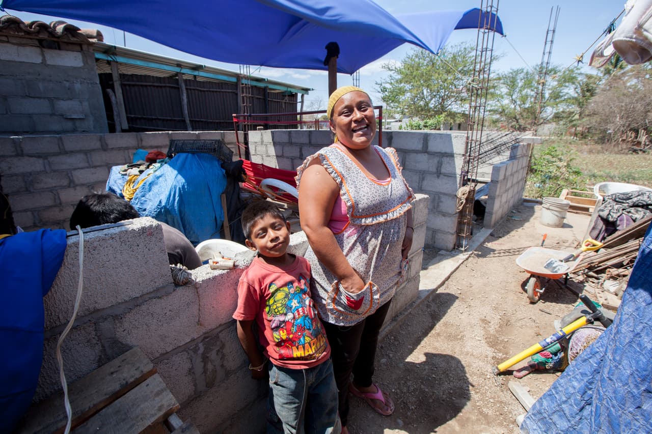 Las autoridades, tanto federales como del estado de Oaxaca, han tardado en cuantificar los daños. Irlanda Escobedo Cabrera, de 39 años, tuvo que esperar dos meses para que "foliaran" su casa como "pérdida total" tras el primer terremoto. "Hasta censaron casas abandonadas y a nosotros no querían censarnos porque nuestra casa era de palma y madera", explica Escobedo. Con el dinero que recibieron del gobierno, su marido —enfermo de cáncer— ya empezó a construir una nueva casa de bloques. "Pero aquí no ha parado de temblar", dice.