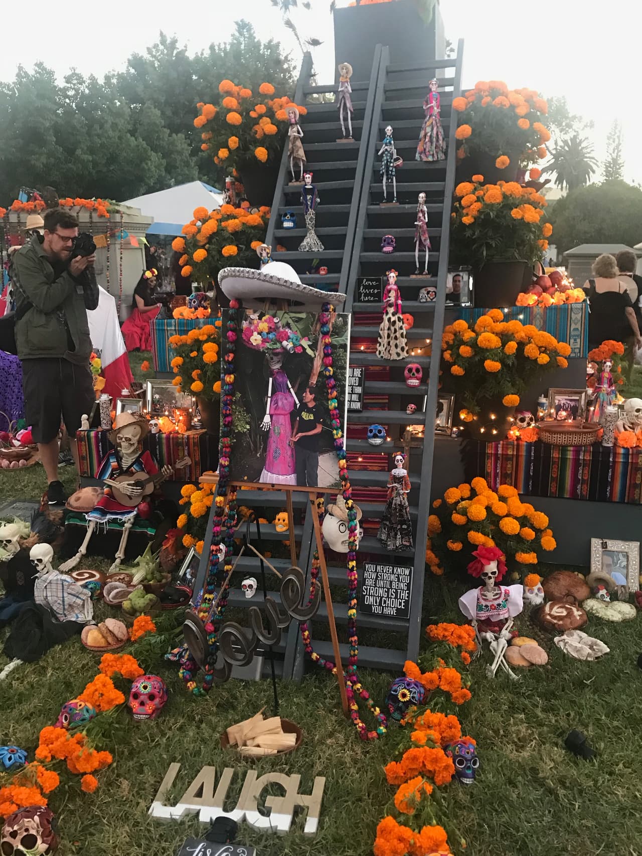 El Día de Muertos es un ícono cultural muy arraigado en la cultura hispana que contribuye a otras culturas que hacen vida en Los Ángeles.