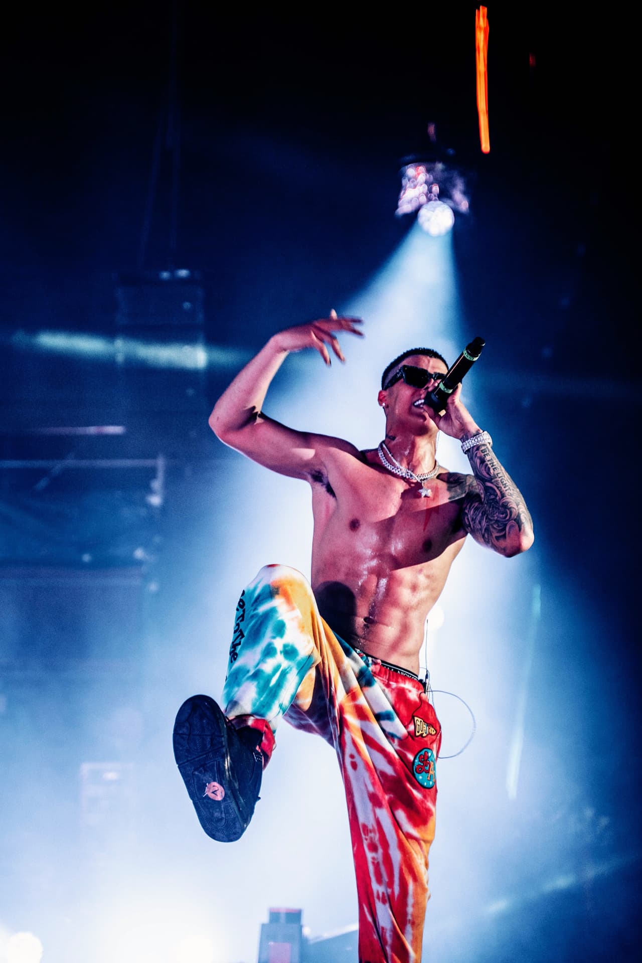 Antes de desarrollar su carrera musical, 
<b>Lunay</b> sentía pasión por el deporte. Era jugador de soccer, y le cantaba las canciones que escribía en casa a sus compañeros del juego.