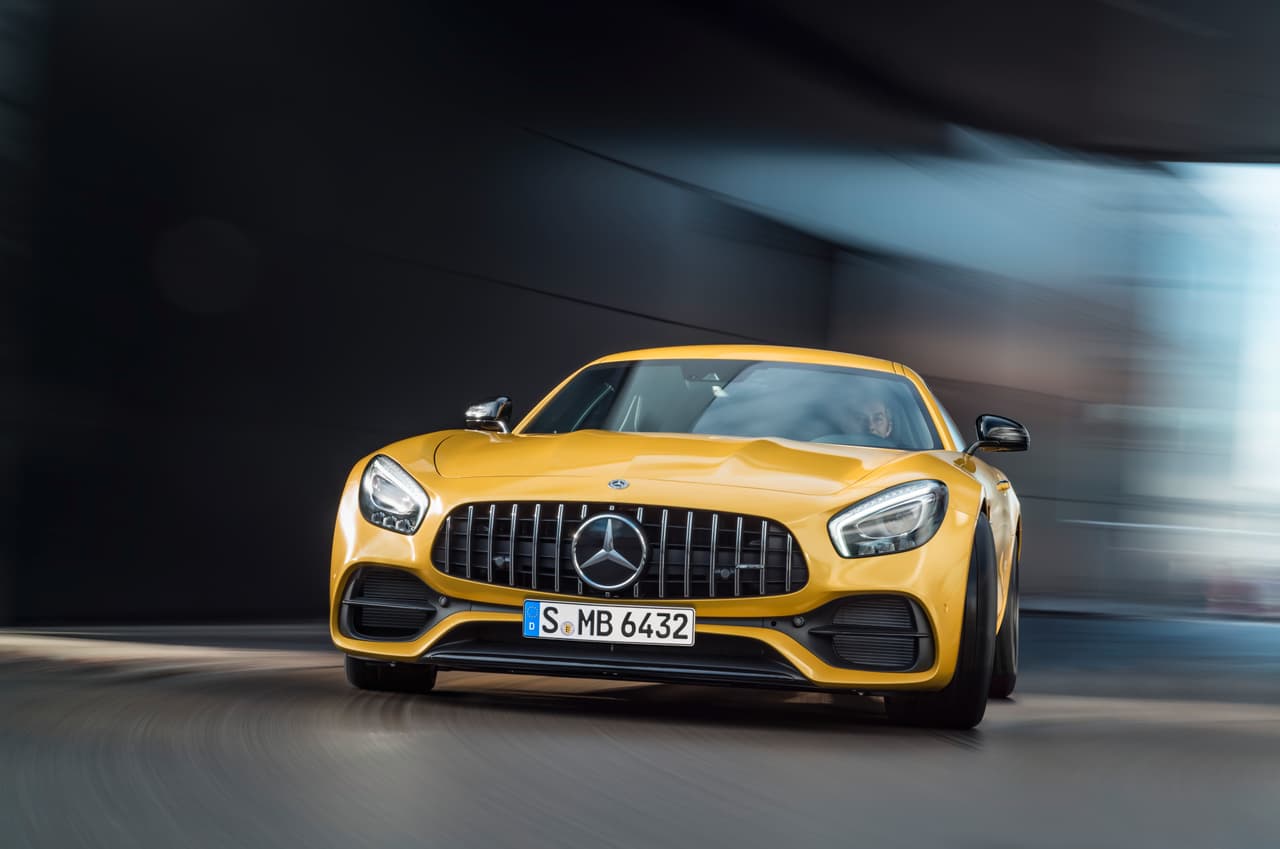 Todas las versiones de la familia Mercedes-AMG GT visten una vistosa parilla de rayos verticales a la que la compañía denomina como 
<b>parrilla panamericana</b> por su evocar a la que utilizaron los Mercedes-Benz SL que quedaron en el primer y segundo lugar en la carrera panamericana de 1952.
<br>
