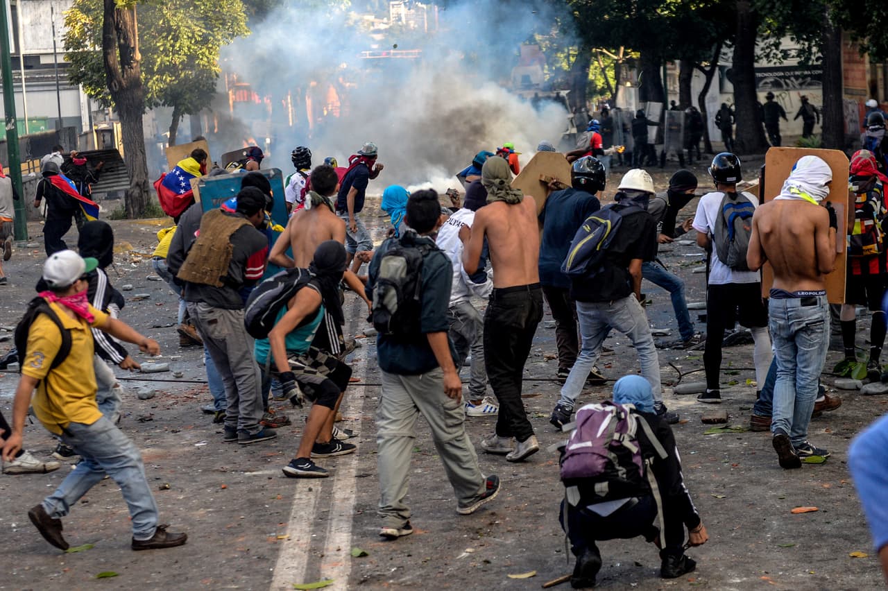 Los enfrentamientos entre la fuerza pública y manifestantes opositores no han cesado en Caracas y otras ciudades del interior del país. La Fiscalía confirmó una nueva víctima mortal, la tercera el primer día de huelga. Enderson Caldera, de 23 años, perdió la vida tras ser herido durante una manifestación el miércoles en el occidental estado Mérida.