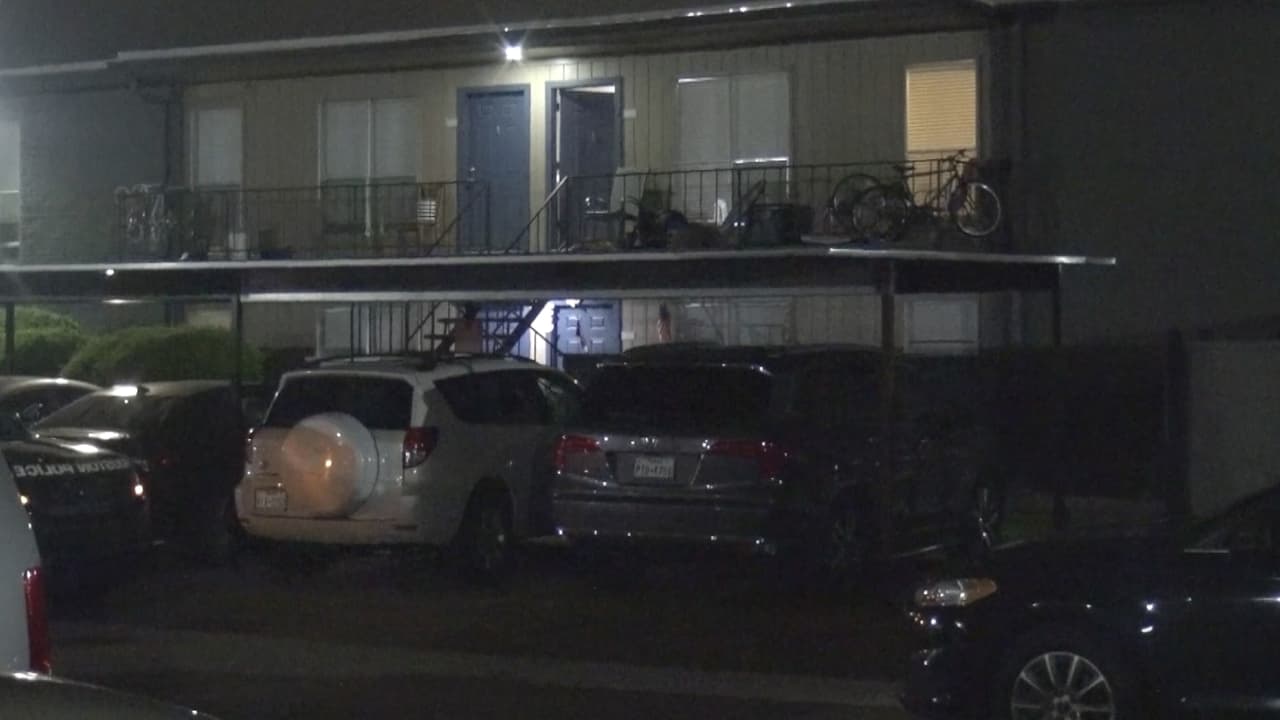 La policía llegó a este apartamento en la cuadra 
<b>6302 El Camino Real en Clear Lake City</b> luego de recibir una llamada sobre un hombre que había sido apuñalado.