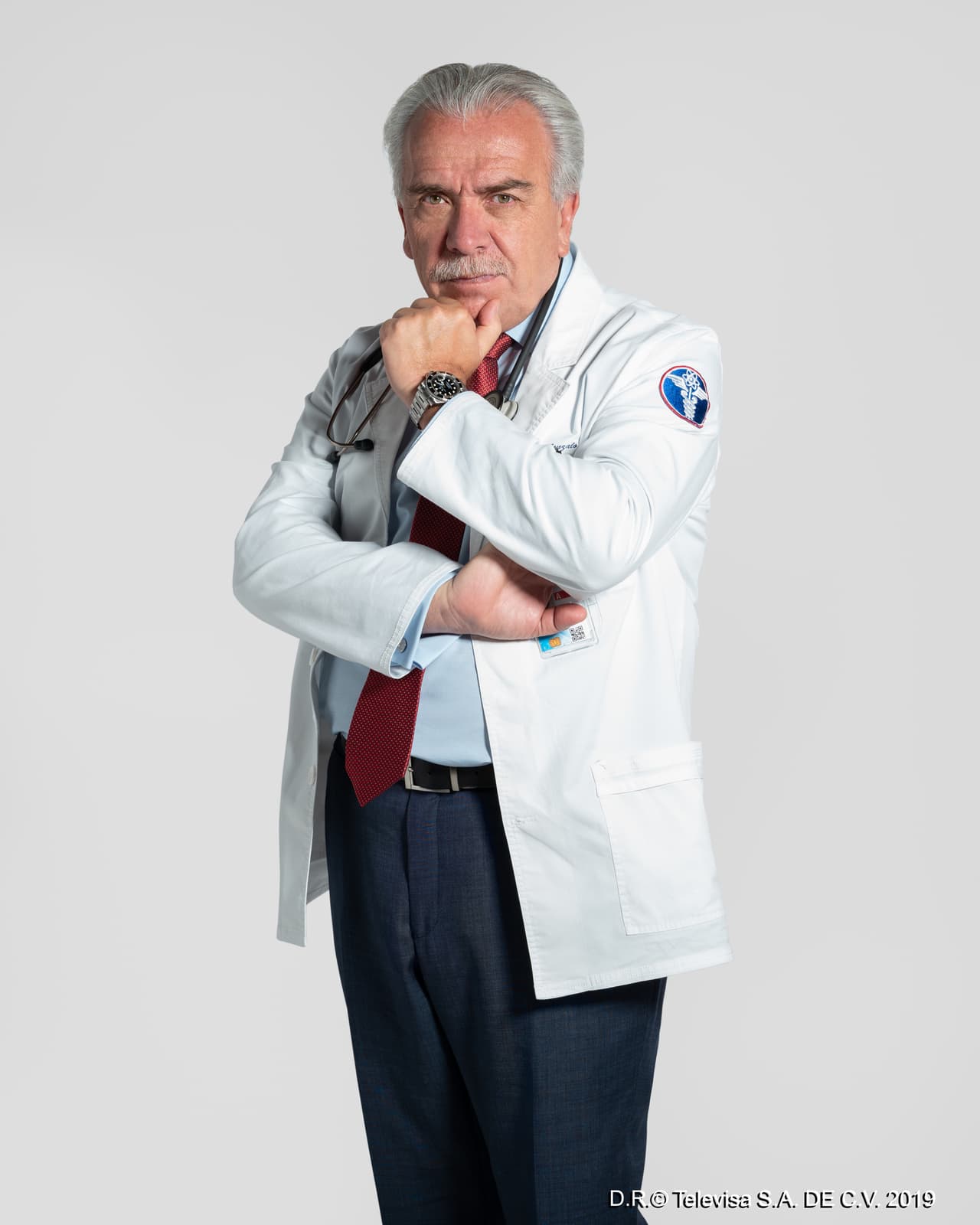 El primer actor José Elías Moreno también se suma a este elenco con el personaje de Gonzalo Olmedo, un médico internista de gran trayectoria, cuya pasión es el diagnóstico. Gonzalo estará especializado en neurocirugía y tendrá un doctorado en administración de hospitales, lo que lo convertirá en el director de su hospital.