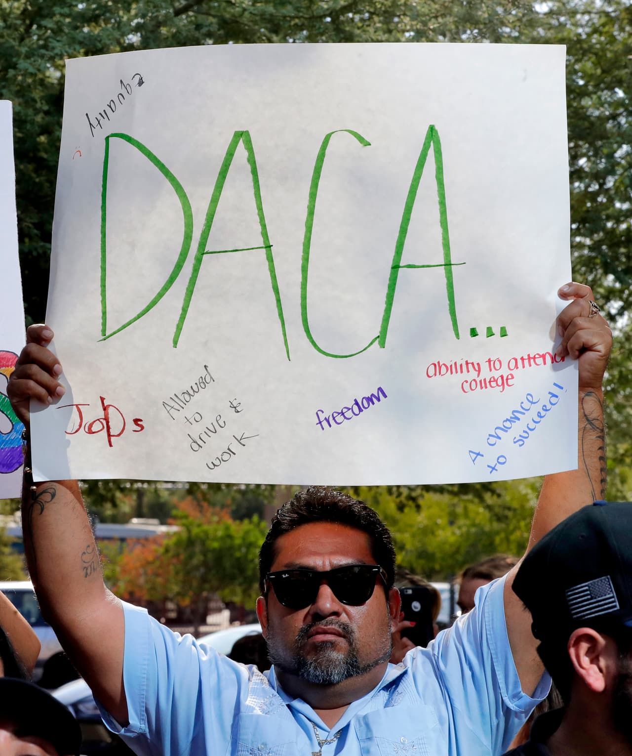 Un manifestante frente a las oficinas de Inmigración en Phoenix.