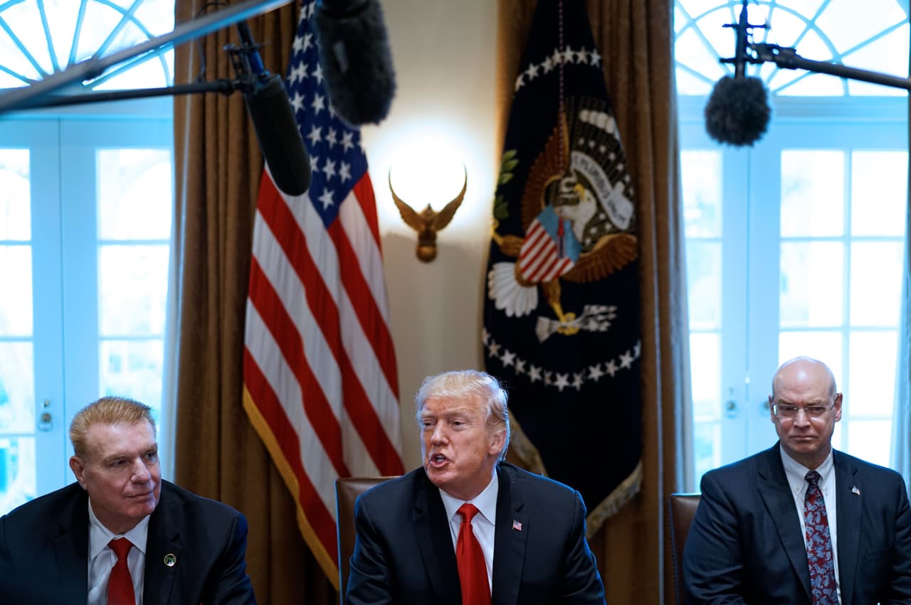 El presidente Donald Trump en una reunión con directivos de empresas de aluminio y acero en la Casa Blanca en marzo de 2018. A su izquierda, John Ferriola, entonces CEO de Nucor.