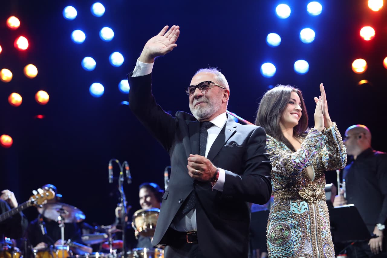 Emilio acompañó a Gloria en ese momento que recibió la ovación del público.