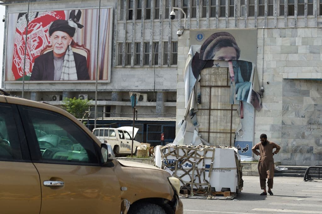 Kabul vive estos días en 
<b>un limbo entre su pasado y un futuro incierto</b>: en la imagen puede verse un poster del fallecido líder muyahidín Ahmed Shah Massoud y un poster del que hasta hace poco más de dos semanas era el presidente de Afganistán, Ashraf Ghani, apoyado por EEUU. Huyó inmediatamente con la toma de poder talibán.