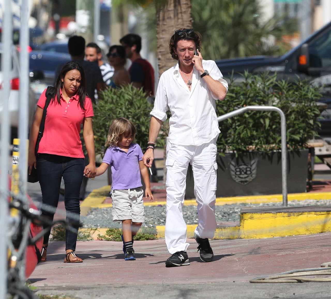 El pequeño Andrea iba detrás respirando todo el humo.